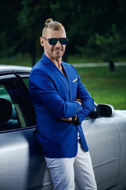 Kendine güvenen başarılı adam