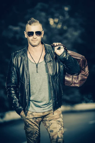 havalı motorcu adam