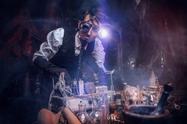 Steampunk mucit adam