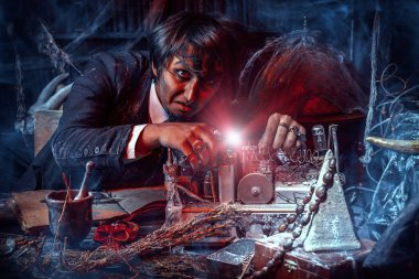 Simyacı altın oluşturur