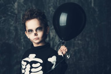 siyah balon ile iskelet