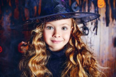 gülümseyen sevimli cadı