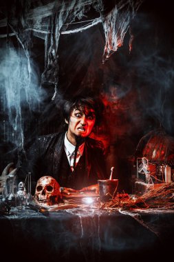 bir laboratuvarda Asya bilim adamı