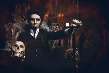 Earl kafatası tutar