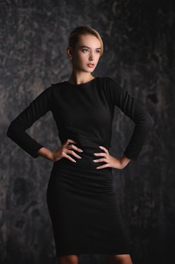 siyah elbiseli ince Bayan