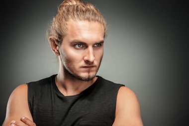 Sportif görünümlü bir adam