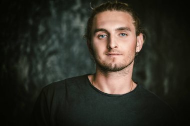 Emin yakışıklı adam