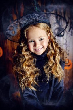 sevimli kıvırcık cadı