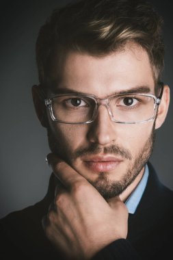 Gözlüklü zarif adam