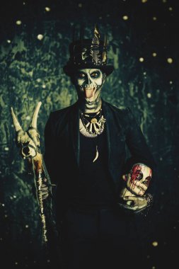 adam bir kafatası ile 