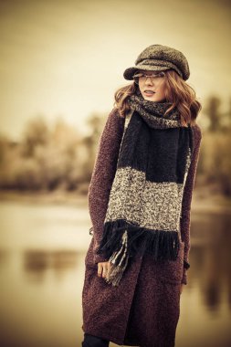 bir parkta sonbahar kız