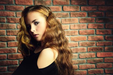 uzun kıvırcık saçlar