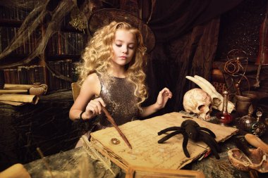 Sevimli küçük cadı