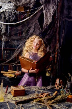 Cadı cojures inine içinde