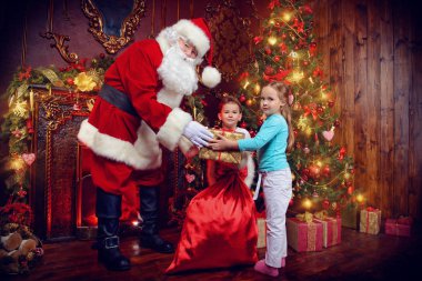 xmas üzerinde hediyeler vererek