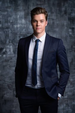 iyi giyimli yakışıklı adam