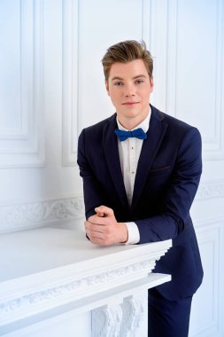 Kendine güvenen zarif adam