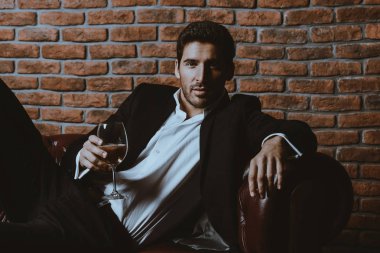 adam içki şarap