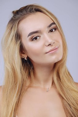 güzel sarışın gülümseyerek