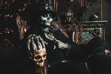 Baron Samedi kafatası ile