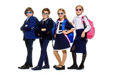 üniformalı modern çocuk