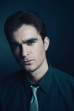 Yakışıklı genç adam.