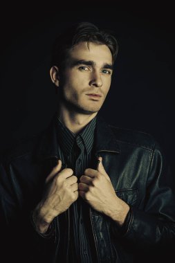 yakışıklı adam portresi