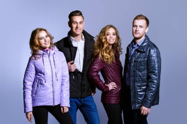 kış giysileri içinde çiftler