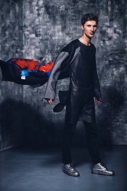 Stüdyo şık giysilerle vurdu