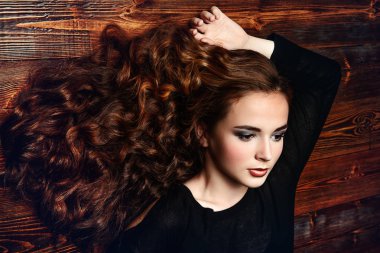 uzun kıvırcık saçlar