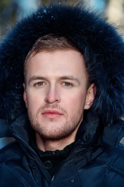 ceket bir kukuleta ile