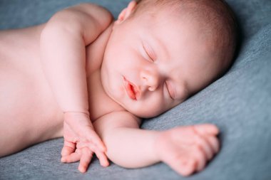 sevimli uyuyan bebek