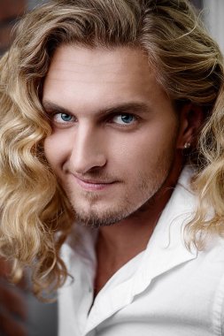 sarışın çekici gülümseme ile