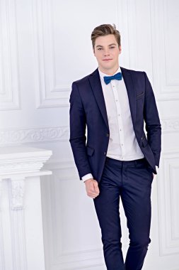 Yakışıklı genç adam.