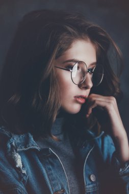 серйозні підлітка дівчина