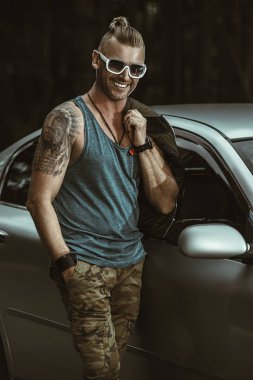 adam arabasını yakınındaki