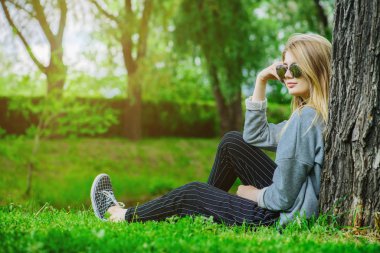 Kızın rahatlatıcı ağacının altında