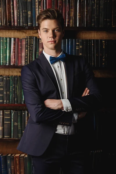 Yakışıklı genç adam.