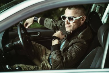 Araba süren bir adam.