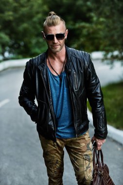 deri ceketli acımasız