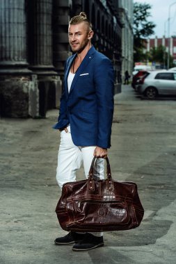 adam ile deri çanta