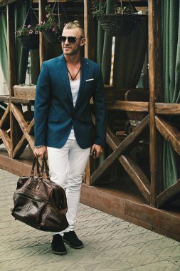 Şık çanta adamla