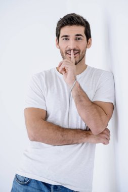 gizli bir işaret gösteren