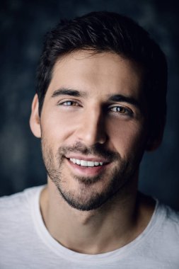 yakışıklı gülen adam
