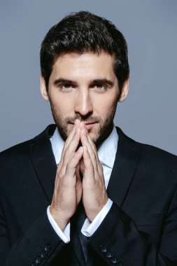 Takım elbiseli adam