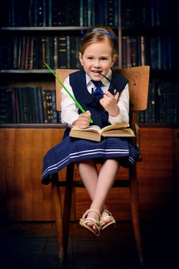 Akıllı retro kız öğrenci