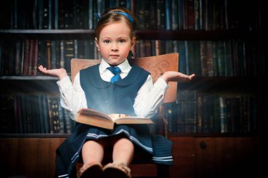 Açık kitap ile kız