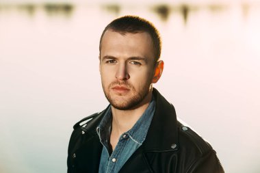 acımasız kısa adam