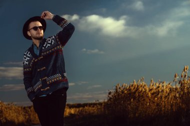 adam sonbahar doğada