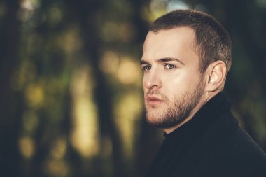 Yakışıklı erkek portresi